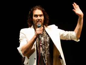 罗素·布兰德（Russell Brand）因推广“神奇护身符”来抵御无线信号而受到抨击